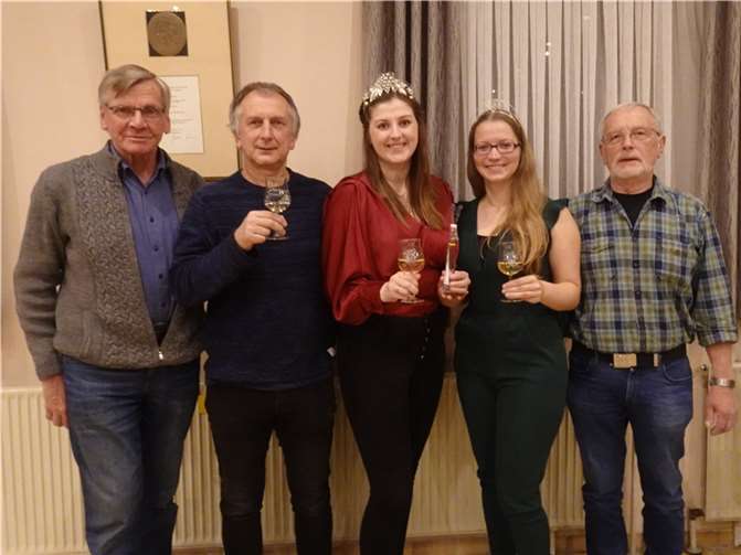 V.li. 2. Vorsitzender Dieter Möhring, Winzer Uwe Weber, die Lehmener Weinkönigin Nina I., Moselweinprinzessin Jacqueline und Oberrazejung Ralf Menden.Foto: privat