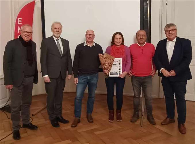 V.li. AWO-Präsident Fredi Winter, Prof. Dr. Jürgen Hardeck, Michael Stunz, SPD-Engers, Guzel und Bektas Nayman und Erster Kreisbeigeordneter Michael Mahlert. Foto: Ferhat Cato