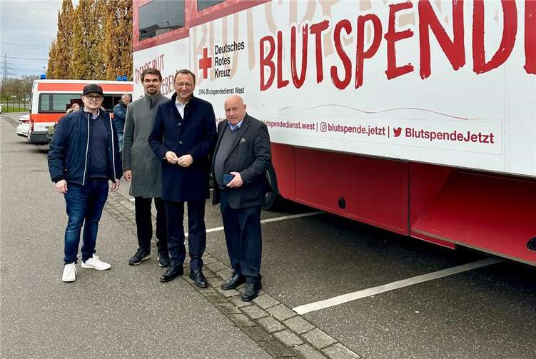 V.li. Aaron Strack (Blutspendedienst West), Michel Guretzke, Josef Oster (Bundestagsabgeordneter) und Leo Biewer (DRK-Präsident Koblenz). Foto: DRK Koblenz-Mittelrhein, Ulli Piel-Schilling