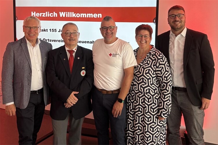 V.li. Achim Gemein, Vorstandsmitglied der Kreissparkasse, Michael Assenmacher, Vorsitzender des DRK, Markus Reuter, langjähriges Mitglied des DRK und Teamleiter der Provinzialagentur der Kreissparkasse, Heike Kiefel, stellv. Bereichsleiterin Firmen- und Immobilienkunden, und Jan Herrscher, Leiter des BeratungsCenters Ahrweiler.