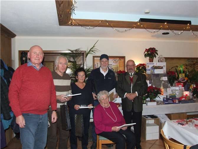 V.li. Achim Haubenreißer (Kassenwart/stv. Vors.), für 20 Jahre Alfons Hard, für 10 Jahre Petra Oppenheuser und Rudolf Kröll, Karl Josef Rings (Vors.) Vorne: Elfriede Ehrenberg 50 Jahre VdK. Quelle: VdK OV St. Katharinen