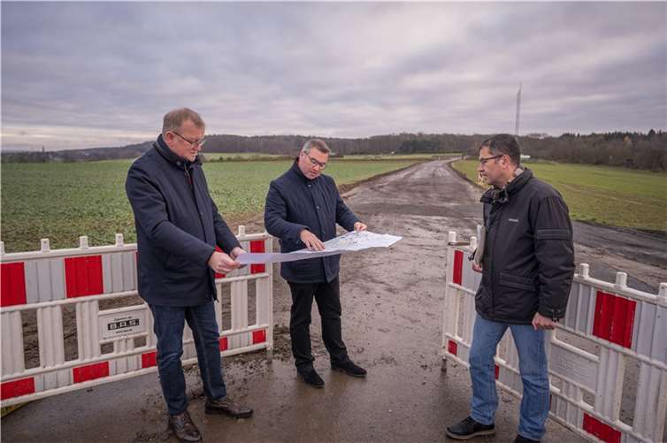 V.li. Achim Juchem, Bürgermeister der Gemeinde Grafschaft, der Erste Kreisbeigeordnete Horst Gies MdL und Arno Müller, Leiter Abteilung Finanzen der Kreisverwaltung, informierten sich über die Situation an der möglichen Alternativstrecke zur Entlastung der Ortslagen Esch und Holzweiler. Foto: Bernhard Risse/Kreisverwaltung Ahrweiler