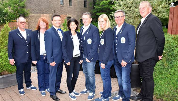 V.li. Adjutant Jürgen Luppus, Adjuant. Ruth Lütz, Präsident Manfred Lütz, designiertes Prinzenpaar Sonja II. und Udo I. (Ellmer), Adjutanten Susanne und Oliver Weiler sowie 2. Vorsitzender der Heimerzheimer Ehrengarde Karl Heul.Foto: EICH