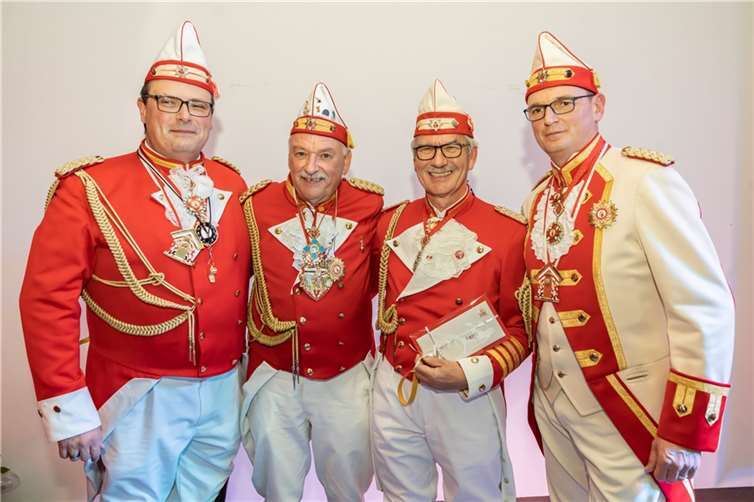V.li. Adjutant Michael Degen, Ehrenkommandant Siggi Bündgen, Ferdi Ehrenberg und Kommandant Markus Paffhausen. Foto: CREATIV PICTURE -Heinz-Werner Lamberz