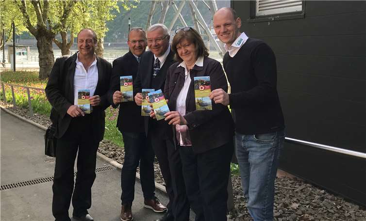 V.li. Albert Diehl (Ehrenbreitsteiner Schrägaufzug), Eugen Nigsch (Seilbahn Koblenz), Prof. Dr. Joachim Hofmann-Göttig (Oberbürgermeister Stadt Koblenz), Birgit Stuhlmacher (Generaldirektion Kulturelles Erbe Rheinland-Pfalz) und Dennis Gilles (Gilles Personenschifffahrt).Skyglide Event Deutschland GmbH