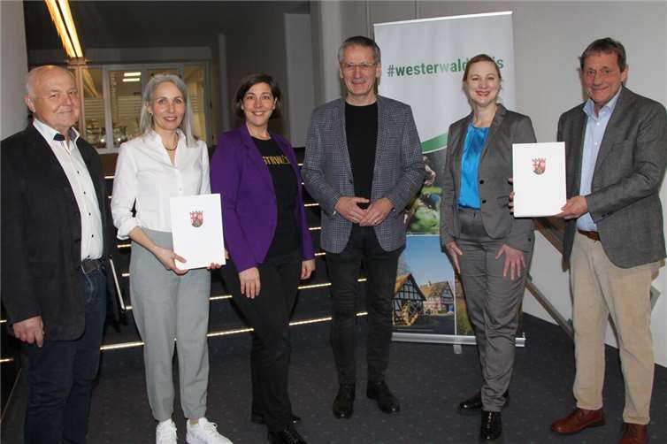 V.li. Albert Schädler vom Gigabit-Kompetenzzentrum, Bianca Westphal, Seniorenleitstelle des Westerwaldkreises, Katharina Schlag, Geschäftsführerin Wirtschaftsförderungsgesellschaft Westerwaldkreis, MdL Hendrik Hering, Präsident des Landtags Rheinland-Pfalz, Dörte Schall, Ministerin für Arbeit, Soziales, Transformation und Digitalisierung des Landes Rheinland-Pfalz, Achim Schwickert, Landrat des Westerwaldkreises. Foto: Kreisverwaltung / Nicole Chemnitz