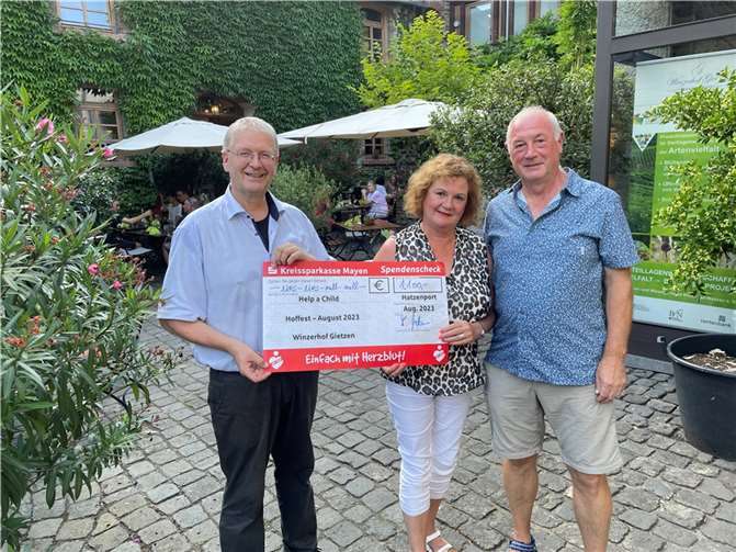 V.li. Albrecht Gietzen, Elke Dott und Jürgen Merz (beide Help a child e.V.). Foto: privat