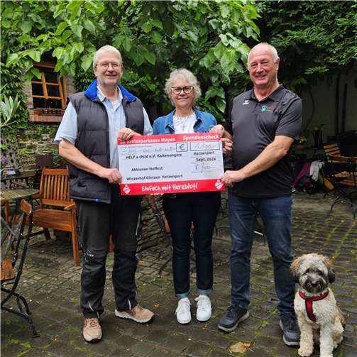 V.li. Albrecht Gietzen (Winzerhof Gietzen), Bea Garnier-Merz, Jürgen Merz (beide Help a child e.V.). Copyright: Maria Gietzen