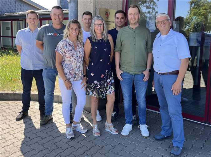 V.li. Alexander Weber, Hans-Peter Irmiter, Kerstin Gorges, Lars Oster, Petra Gotto, Michael Pauly, Sascha Adams, Erster Beigeordneter Gerhard Weber. Foto: VGV Kaisersesch/Martina Vogel