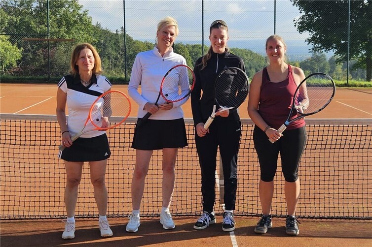 V.li. Andrea Mallmann(3.), Ines Dittert(2.), Vereinsmeisterin Silja Castenholz und Anja Debernitz(4.). Foto: Gerd Porz