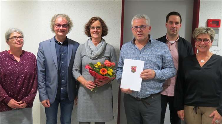 V.li. Andrea Reinhardt-Pihan (Schulleiterin Grundschule Hambuch-Gamlen), Mario Spies (Schulleiter Grundschule Landkern), Beate Hammes, Bürgermeister Albert Jung, Büroleiter Mark Klasen und Trudi Klinkner (Schulleiterin Schieferland-Grundschule Laubach-Masburg). Quelle: Verbandsgemeinde Kaisersesch