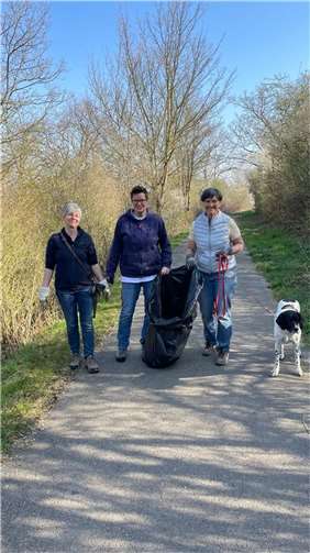 V.li. Andrea Rösner, Petra Schulz-Dentzer und Elisabeth Drodt integrieren das Müllsammeln in ihren gemeinsamen Hundespaziergang. Foto: Annika Sefrin