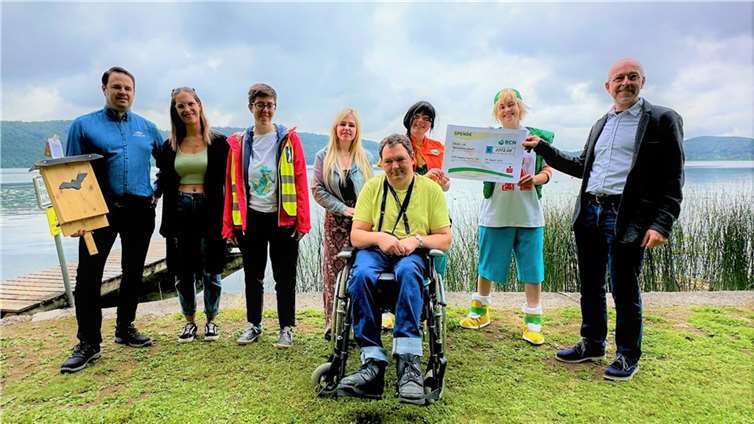 V.li. Andreas Billen (Leitung Ferienpark), Katharina Hardy, Jasmin Busch, Tammy Benz (alle FWS gGmbH), Ferienpark-Maskottchen Alex und Emma, Rolf Stamm (Prokurist FWS), vorne: Holger Müller (FWS).  Foto: Rolf Stamm