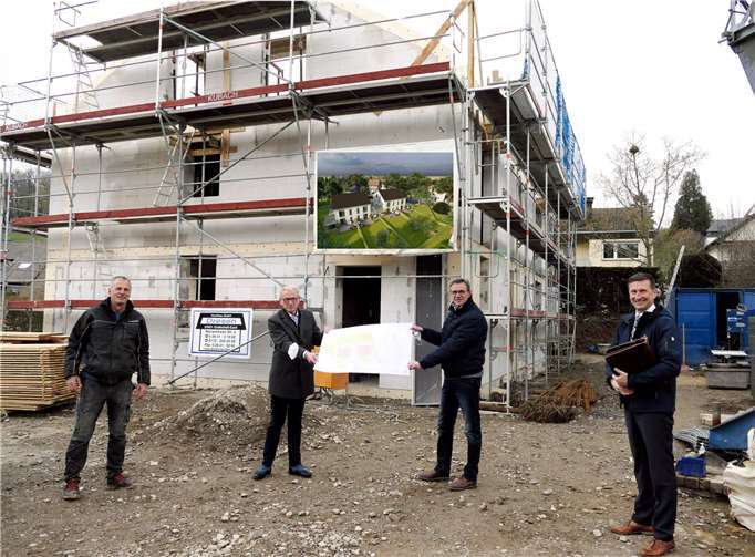 V.li. Andreas Dresen (Dresen Hochbau GmbH), Bürgermeister Guido Orthen mit Investor Wilfried Merzenich und Edgar Heinen von der Kreissparkasse.Foto: Stadtverwaltung Bad Neuenahr-Ahrweiler
