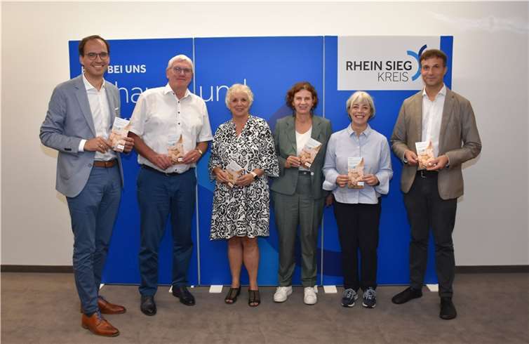 V.li. Andreas Grünhage, Leiter des Sozialamtes des Rhein-Sieg-Kreises, Landrat Sebastian Schuster, Monika Bähr, Vorstandsvorsitzende SKM - Kath. Verein für soziale Dienste im Rhein- Sieg- Kreis e.V., Barbara König, Kreisgeschäftsführerin Arbeiterwohlfahrt - Kreisverband Bonn/Rhein-Sieg e.V., Jutta Oehmen, Vorständin Sozialdienst katholischer Frauen e.V. Bonn und Rhein-Sieg-Kreis sowie Thorsten Schmidt, Geschäftsführer der Energieagentur Rhein-Sieg. Foto: Rhein-Sieg-Kreis