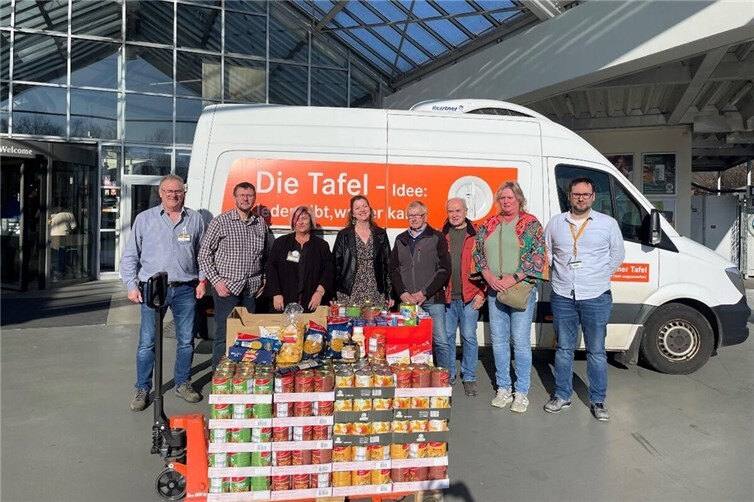 V.li. Andreas Justen (Teamleiter Haustechnik), Günter Reis (Personalleiter), Petra Kannengießer (Geschäftsleiterin), Franziska Becker (Caritas), Paul Geisen (Tafel), Hans Kind (Tafel), Anja Knevels (Tafel) und Faruk Zdenac (Bereichsleiter).
