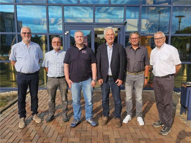 Zusammenschluss beschlossen: DRK Voreifel entsteht V.li. Andreas Mai, Bereitschaftsleiter, Michael Dick, Vorsitzender DRK Meckenheim, Matthias Puls, Geschäftsführer DRK Rheinbach, Stefan Raetz, Vorsitzender DRK Rheinbach, Klaus Pipke, Präsident DRK Rhein-Sieg, Frank Malotki, Geschäftsführer DRK Rhein-Sieg. Foto: DRK Voreifel