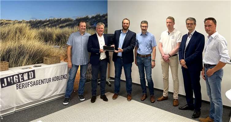 V.li. Andreas Oberanner, Lions Club,Bernd Wieczorek, Lions Club und Mitglied des Vorstandes der EVM, Alexander Schedler, Jugendberufsagentur Plus, Manfred Stein, Geschäftsführer Jobcenter, Lars Eschke, Agentur für Arbeit, Peer Pabst, Leiter des Jugendamtes und Frank Rieke, Teamleiter U25 Team Jobcenter.  Foto: Stadt Koblenz/Susan Krause