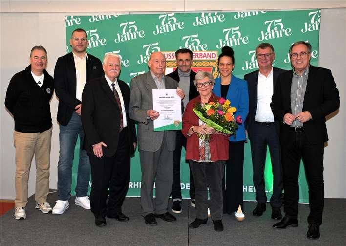V.li. Andreas Rettig (DFB-Geschäftsführer Sport), Patrik Klos (FVR-Landesehrenamtsbeauftragter), Walter Desch (FVR-Ehrenpräsident), Preisträger Georg Dötsch, Arno Michels (DFB-Ausbilder der Pro Lizenz), Frau Dötsch, Célia Šašic (DFB-Vizepräsidentin für Diversität und Vielfalt), Thomas Bergmann (DFB-Vizepräsident und Präsident des Fußball-Regional-Verbandes Südwest) und Gregor Eibes (FVR-Präsident). Foto: Peter Seydel/Fußballverband Rheinland