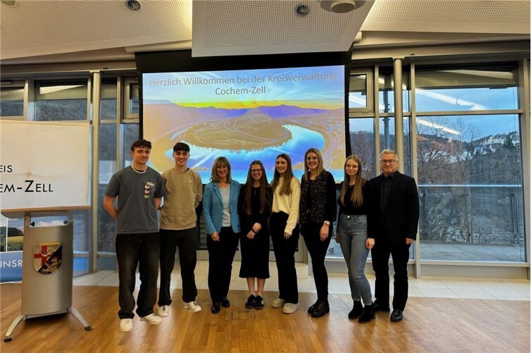 V.li. Andrej Stavburo, Joshua Ludwig, Landrätin Anke Beilstein, Jolaine Piellusch, Pia-Sophie Weyers, Hanna Schneiders, Jana Michelle Schmitz, Büroleiter Philipp Thönnes. Foto: Sophie Sesterhenn/Kreisverwaltung Cochem-Zell