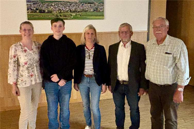 V.li. Anja Langenbahn, Eva Ackermann, Dr. Rainer Hart und Winfried Günther gratulieren dem neu gewählten Jugendwart Henrik Neufeind 2.v.l ganz herzlich. Foto: FWG Andernach