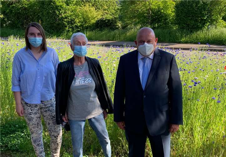 Freude über die neu angelegte, üppig blühende Wildblumenwiese V.li. Anna-Carina Saneternik, Monika Artz und Leo Biewer.Foto: privat