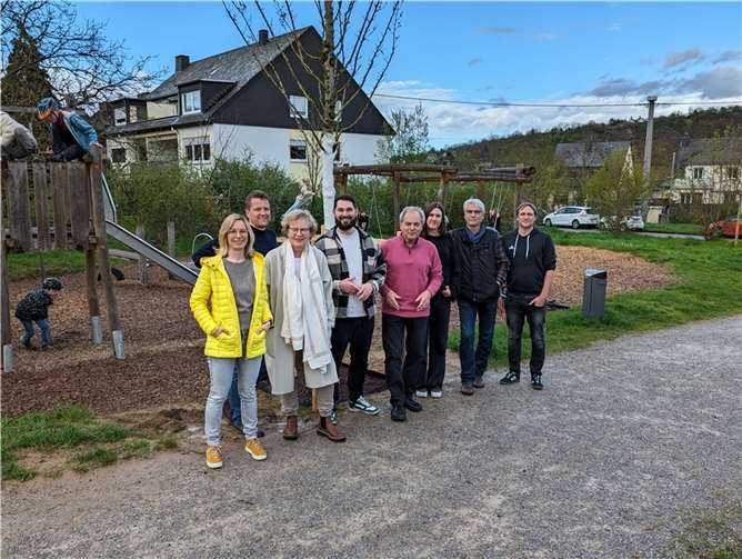Große Freude über viele neue Bäume V.li. Anne Buckler, Michael Kock, Andrea Mehlbreuer, Christopher Bündgen, Hans-Peter Ackermann, Sandra Best, Franz-Josef Witsch-Rothmund, Holger Best. Foto: Hannah Kock