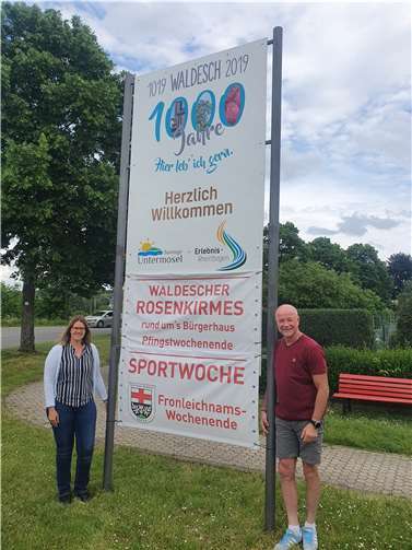 V.li. Anne-Carin Ebel (Tourist-Information) und Karlheinz Schmalz (Ortsbürgermeister Waldesch).Foto: VG Rhein-Mosel
