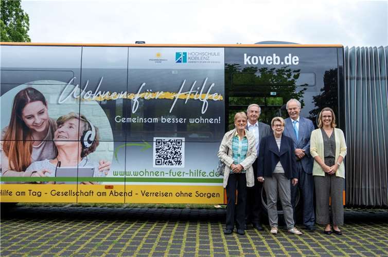 V.li. Anne Dommerhausen (Projektkoordinatorin), Prof. Dr. Dietrich Holz (Vizepräsident für Forschung an der Hochschule Koblenz), Gabriele Riedle-Müller (Geschäftsführerin Studierendenwerk Koblenz), Prof. Dr. Kristian Bosselmann-Cyran (Präsident der Hochschule Koblenz) und Dr. Fabienne Köller-Marek (Kanzlerin der Hochschule Koblenz). Foto: Hochschule Koblenz/Lisek