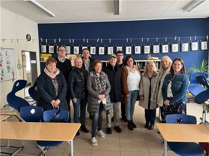 V.li. Anne Plato (WGS), Marco Degen (FWG), Monika Sauer (CDU), Jürgen Karbach (Leiter Kultur- und Schulverwaltungsamt), Gudrun und Edgar Kühlenthal (FWG), Andreas Bohlender (Bündnis 90/Die Grünen), Pia Glück (Schulleiterin), Hiltrud Pfahlert-Mertin (FDP), Dr. Margit Theis-Scholz (Dezernentin für Bildung und Kultur) und Julia Kübler (FWG).  Foto: Stadt Koblenz / Andreas Feiler