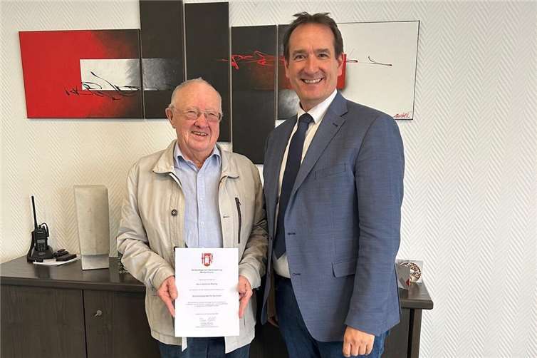 V.li. Antonius Rüsing mit VG-Bürgermeister Thomas Przybylla. Foto: VG Weißenthurm / Katharina Demleitner