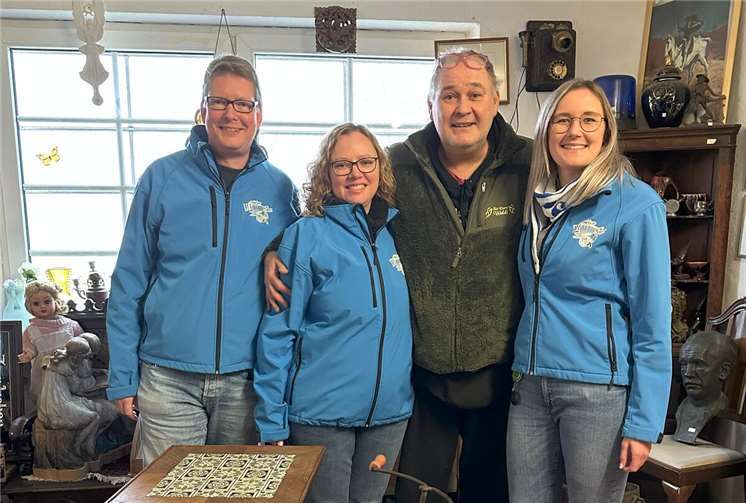 V.li. Arik Röder, Katrin Theobalt und Melina Möhlich von den Gülser Husaren bei dem Besuch bei Waldi. Foto: privat