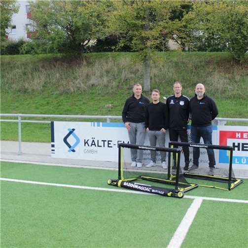 V.li. Asim Smajic (Abteilungsleiter Elektro), Lars Liebecke (1. Vorsitzender FC 1911 Horchheim), Frank Schaffers (Jugendleiter FC 1911 Horchheim) und Irfan H. Andres (Geschäftsführer der Kälte FM GmbH). Foto: privat