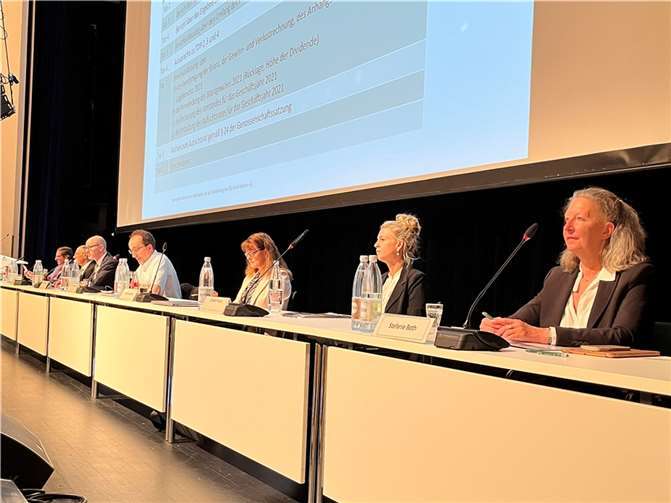 V.li. Aufsichtsratsmitglied Dr. Ralf Schneider, die beiden Vorstände der PSD Bank Koblenz, Peter Greiner und Bernd Schittler (Vorsitzender), mit den Mitgliedern des Aufsichtsrates: Guido Nördershäuser (Vorsitzender), Ariane Sauerborn (neue stellvertretende Vorsitzende), Daniela Frenzel und Stefanie Both. (Ohne Matthias Jacobs und Franz Merkes.) Quelle: PSD Bank Koblenz eG