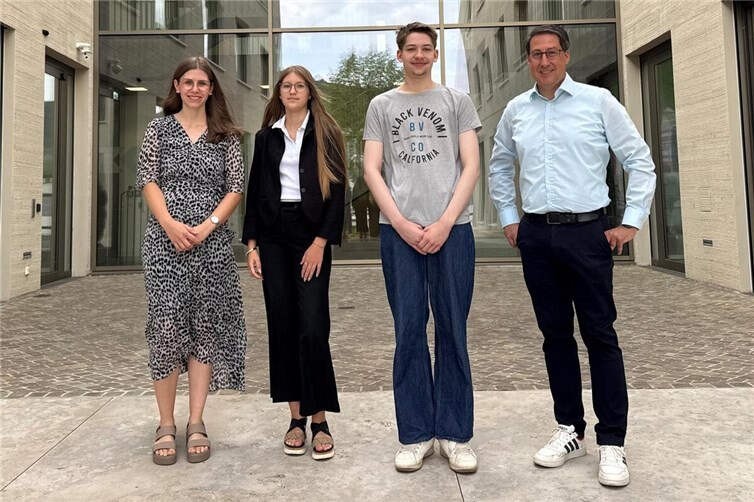 V.li. Ausbildungspatin Lena Hammes, Kathleen Salov, Tyler Türk und Bürgermeister Jürgen Hoffmann.