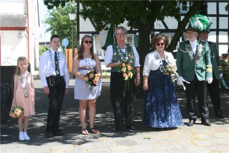 V.li. Bambiniprinzessin Nell Weiner, Schülerprinz Felix Pommerich,Jungschützenprinzessin Nathalie Zavelberg, Liesel Marga Zavelberg,Königspaar Irene und Norbert Tuschen. Fotos: Magdalena von Goscinski
