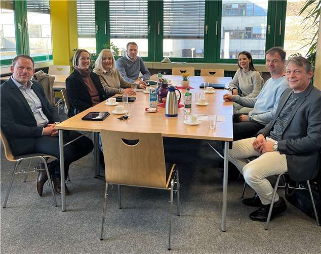 V.li. Bastian Staudt (Schulleiter Gymnasium auf dem Asterstein), Jeannine Burke (Schulleiterin Albert-Schweitzer-Realschule plus), Margit Theis-Scholz (Bildungs- und Kulturdezernentin der Stadt Koblenz), Jürgen Karbach (Amtsleiter Kultur- und Schulverwaltungsamt), Lana Kress (Mitarbeiterin Kultur- und Schulverwaltungsamt), Marco Emmerich (Schulleiter Förderschule am Bienhorntal), Martin Lohmer (Schulleiter Grundschule Asterstein). Foto: Stadt Koblenz / Patricia Di Paolo Paschau
