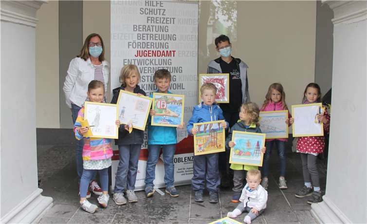 V.li. Beate Gniffke (Jugendamt, Koblenz) und Susanne Schwandt (Familienbildungsstätte, Koblenz) gemeinsam mit den Preisträgerinnen und Preisträgern des Wettbewerbes.Quelle: Stadt Koblenz