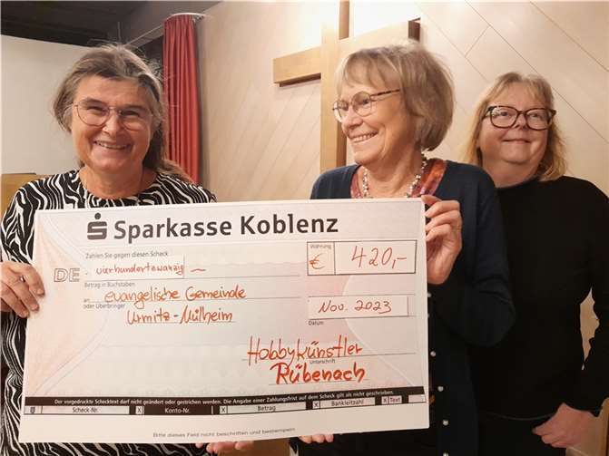 V.li. Beate von Edel, Ingrid Reck und Michaela Puchta, drei der beteiligten Hobbykünstlerinnen, mit dem ausgestellten Scheck. Foto: privat