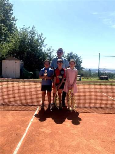 V.li. Beatrice Orefice, Karlo Killmann und Kiana Weigand mit der Turnierleitung Gerd Porz. Foto: TCNU