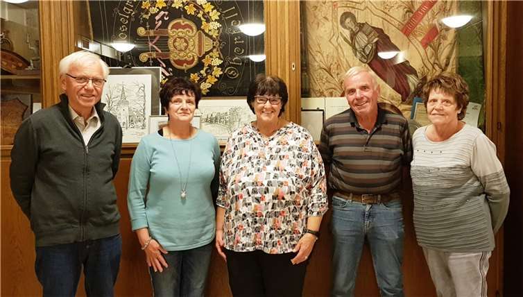 V.li. Beatrix Kwiatkowski, geehrt für 50 Jahre Treue im Dienst der Musica Sacra sowie Hanne Rausch, Wolfgang Meurer und Dorothe Bolkenius, geehrt für jeweils 40 Jahre Treue zur Cäcilia. Links Gottfried Thelen.Foto: privat