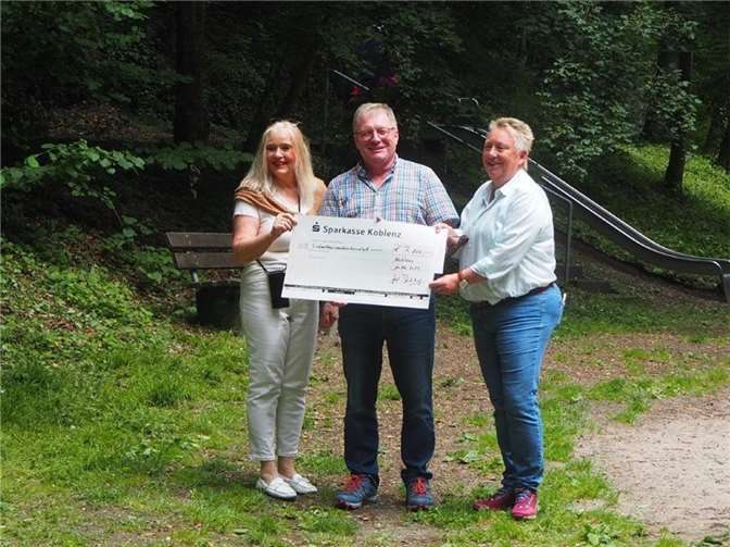 V.li. Beigeordnete PD Dr. Margit Theis-Scholz, Gerd Bruchhof (Vorsitzender des VVV Pfaffendorf) und Bürgermeisterin Ulrike Mohrs bei der symbolischen Scheckübergabe. Quelle: VVV Pfaffendorf