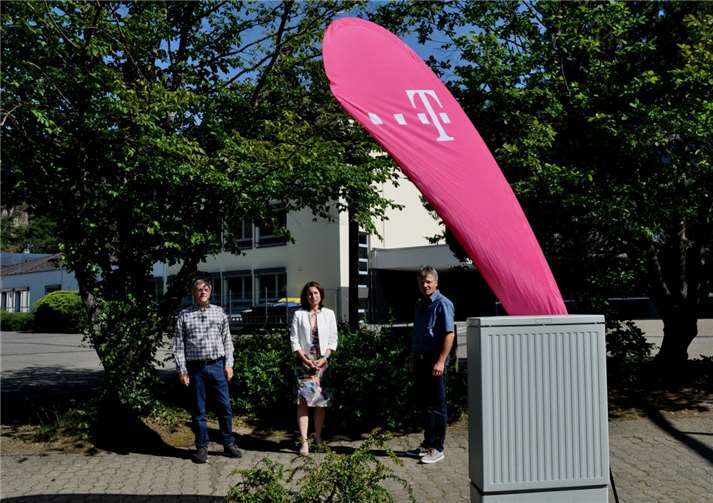 V.li. Beigeordneter Werner Lanzerath, Bürgermeisterin Cornelia Weigand, Thomas Jüngling (Deutsche Telekom Technik GmbH).Quelle: Deutsche Telekom
