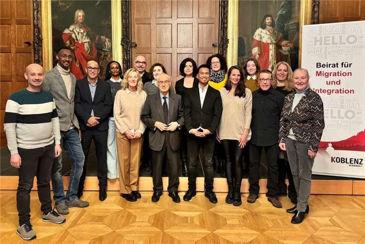 V.li. Beiratsmitglieder: Mohamed Sarour, Ahmed Abdi Sarour, Mohamed Belbaz, Feven Ande-Michael, Angela Drexler, Fevzi Kaplan, Arzu Yilmaz, Vito Contento, Sara Occari, Dirk Schaefer, Katja Pick, Anna Rabtsun, Mara Bierbrauer, Austin Harrngton, Clara Röllinghoff (Geschäftsstelle), Monika Sauer. Foto: Stadt Koblenz/T. Knaak