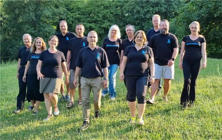 V.li. Beisitzer Ralf Heine, Beisitzerin Diana Frühwirth, stellv. Vorsitzende Julia Kübler, Schatzmeister Oliver Schwarz, Besitzer Gerd Dötsch, 1. Vorsitzender Bernd Loch, stellv. Schatzmeisterin Eva Jung, Beisitzer Andreas Volz, Schriftführerin Anja Wilberg, Geschäftsführer Harald Schwermer, stellv. Geschäftsführer Hendrik Preuß, Beisitzerin Caitriona Matheja. Foto: Jochen Wilberg