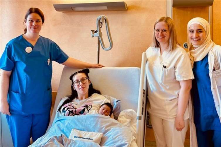 V.li. Beleghebamme Svenja Greis-Hausen, Vanessa Cottone mit Emin Can Parlak, Gesundheits- und Krankenpflegerin Hannah Stratmann und Assistenzärztin der Gynäkologie, Raneem Mohamad. Foto: Katharina Kasper Gruppe GmbH
