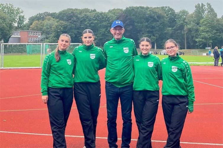 V.li. Bella Adamy, Karlotta Rüdell, Manfred Alt, Carla Alt und Flora Ehrit