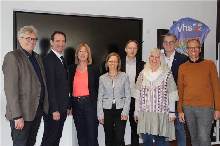 V.li. Bernd Bruckner (Beigeordneter Stadt Mülheim-Kärlich), Thomas Przybylla (Bürgermeister der VG Weißenthurm), Sabine Simon (VHS), Silke Göbel (VHS), Horst Hohn (Verwaltungsleitung VHS), Ullricke Kretschmer (VHS), Gerd Harner (Stadtbürgermeister Stadt Mülheim-Kärlich), Sven Norman (VHS Leitung). Foto: VG Weißenthurm, Katharina Demleitner