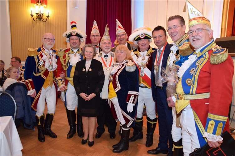 V.li. Bernd Fleck, Boris Reuter Vors. d. NTG, die NTG Mitglieder Ehepaar Wilhelm, Kai-Uwe Ludwig, Uwe Merz, Trude Wolf,Lothar Both Präs. d. MRG, Christian Heidel, Thomas Thelen Generalfeldmarschall d.MRG und Konrad Tatzel. Quelle: Närrische Turmgarde Lahnstein