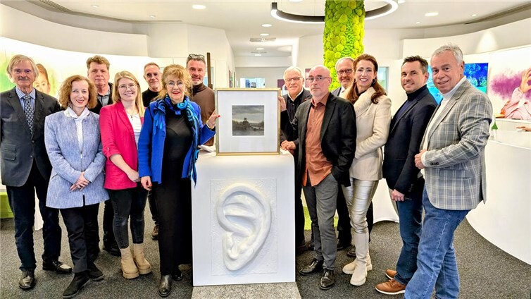 V.li. Bernd Hardy, ausgewiesener Kenner der Abbildungen, Prof. Dr. Beate Reifenscheidt, Direktorin des Ludwig Museums, Dr. Dr. Reinhard Kallenbach, Gina Neyses, BID-Managerin Schloßstraße, Frank Natschke, Geschäftsführung Brillen Becker, Brigitte Hilgert-Becker, Dan Hilgert-Becker, Mitglieder der Geschäftsführung, Kurt Krautscheid, Präsident Handwerkskammer Koblenz, Maler Andreas Bruchhäuser, Hauptgeschäftsführer der Handwerkskammer Ralf Hellwig, Eva Keil-Becker, Mitglied der Geschäftsführung, Oberbürgermeister David Langner, Thomas Schilling, 1. Vorsitzender BUGA-Freunde. Foto: BECKER Hörakustik oHG